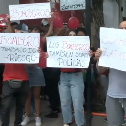 Abrazo solidario a bomberos zapadores por los bajos salarios y el riesgo de su trabajo.