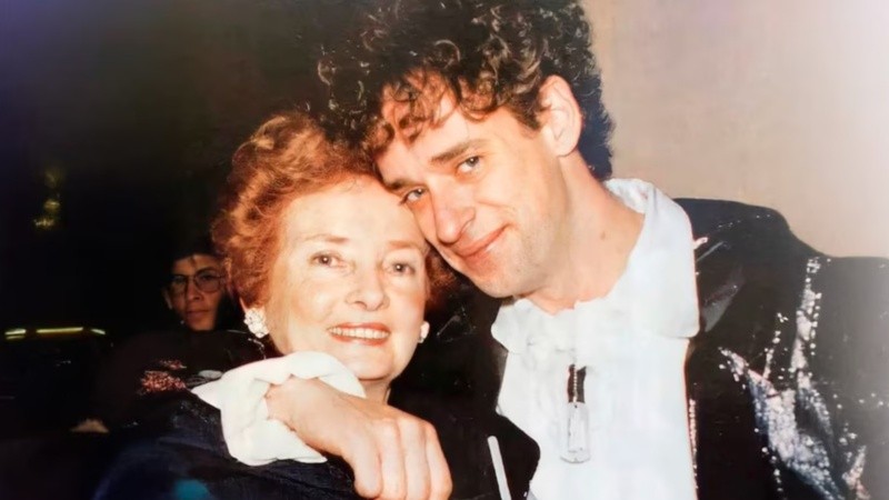 El cantante junto a su madre