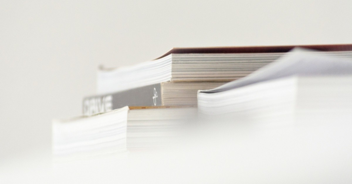 Niña leyendo un libro en una biblioteca