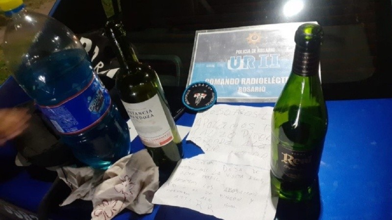 Los elementos que el joven condenado por el ataque llevaba en su mochila cuando fue detenido.