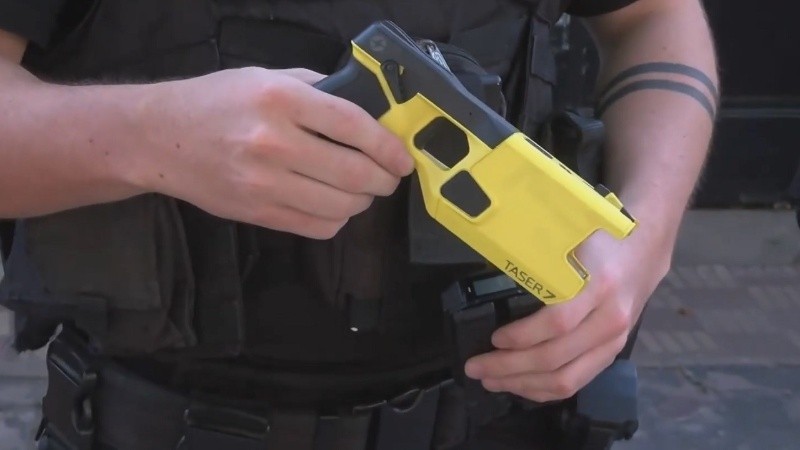 Policías redujeron con una pistola taser a un joven que tuvo un brote violento en su casa de Villa Gobernador Gálvez.