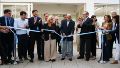El gobernador y funcionarios durante la inauguración de la escuela.