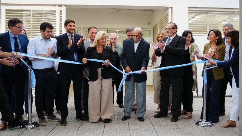 El gobernador y funcionarios durante la inauguración de la escuela.
