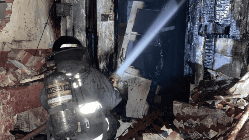 Zapadores trabajando en el interior de la vivienda afectada.