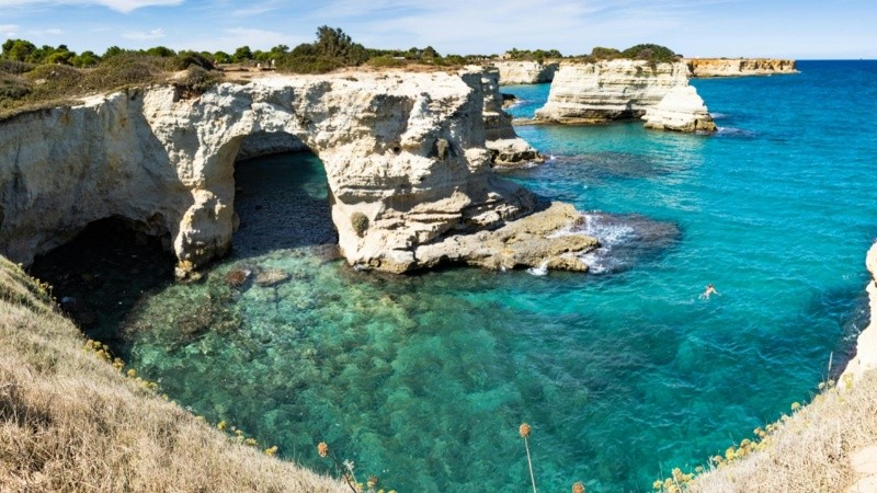 Un temporal provocó el colapso del icónico “Arco de los enamorados” en la costa de Italia.