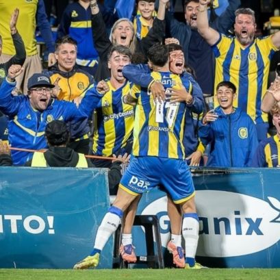 El abrazo soñado del chico con Angelito en medio de la alegría por el gol.