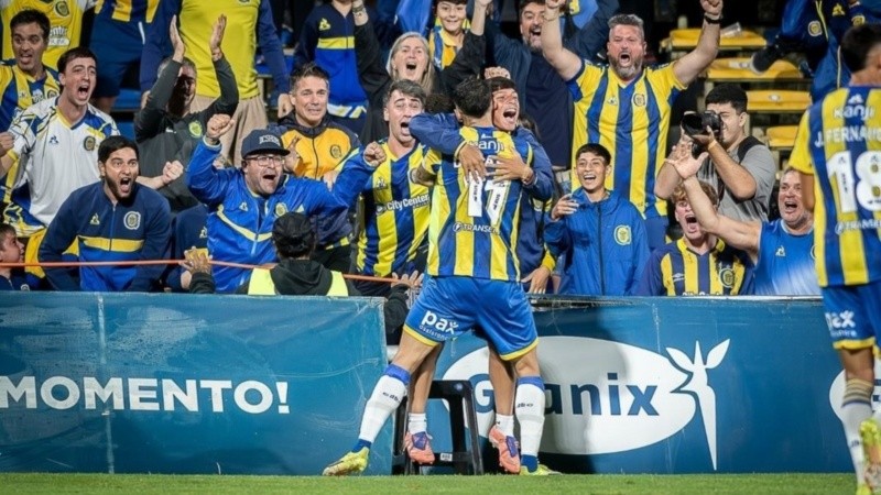 El abrazo soñado del chico con Angelito en medio de la alegría por el gol.