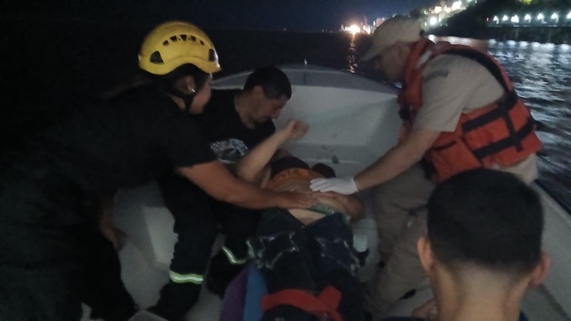 El momento en el que trasladaron a la mujer en la lancha de Prefectura.