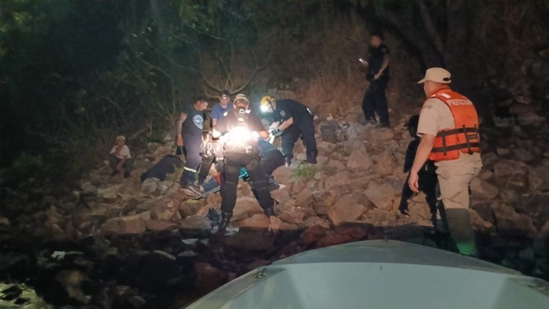 Momento donde los equipos de rescate logran llegar hasta donde estaba la víctima.