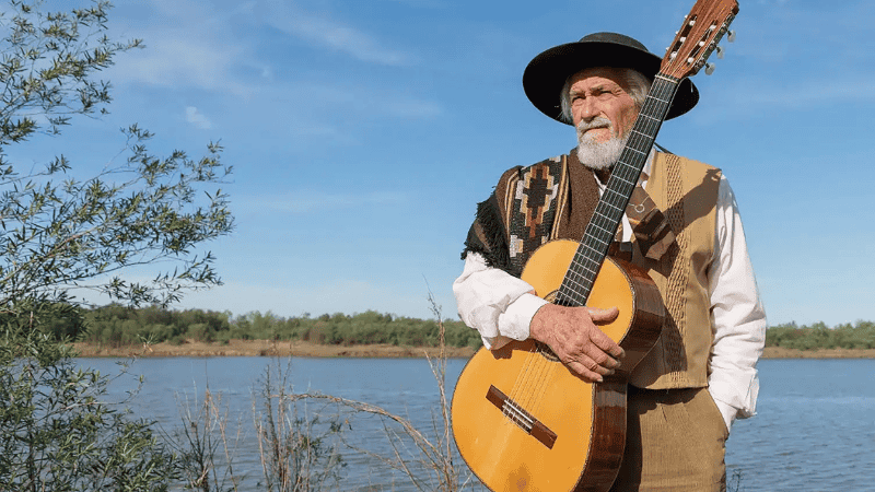 El músico tiene 81 años y requerirá un tiempo prolongado de recuperación.