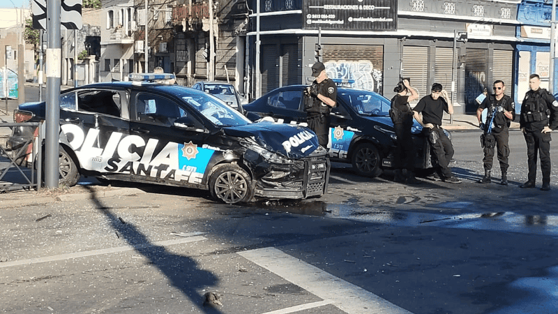 El patrullero impactó en la parte trasera del Uber.