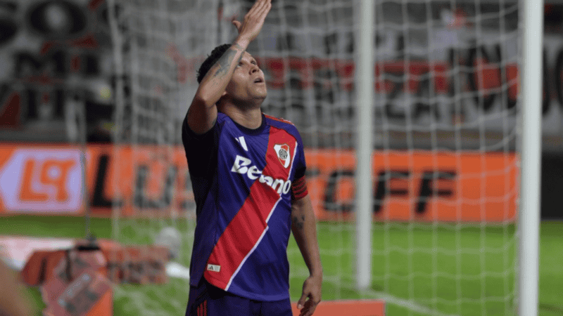 Juanfer se hizo cargo del penal para ganar el partido.