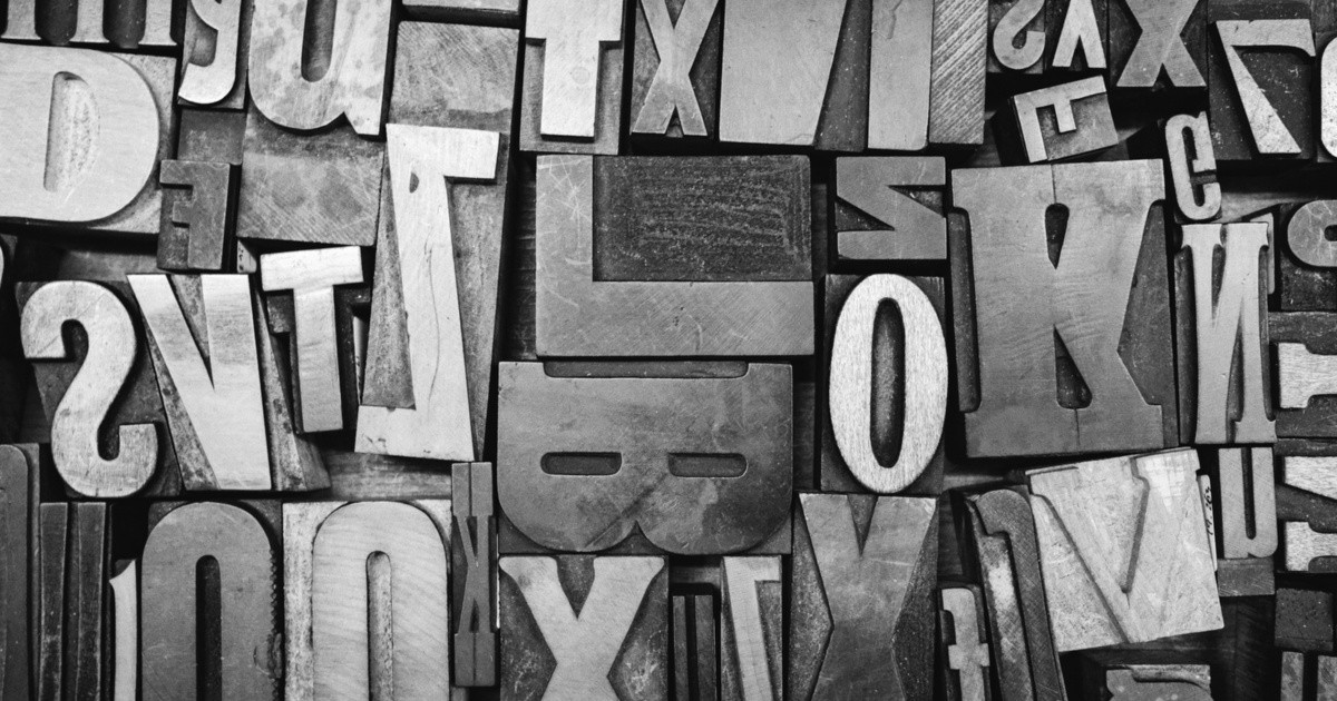 Niña leyendo un libro con dificultad, representando la dislexia