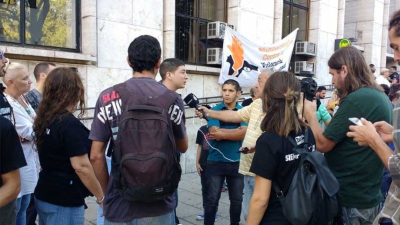 Marzo de 2018. Frente a Tribunales, los jóvenes denunciaron públicamente el abuso policial.