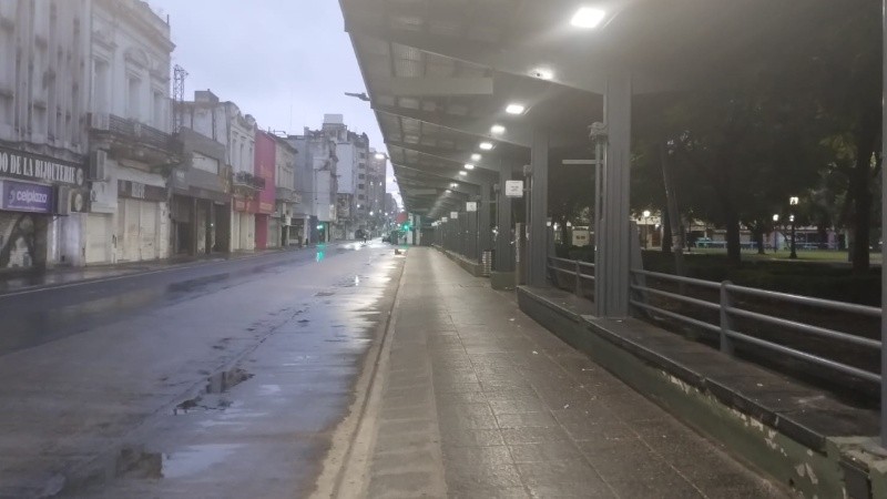 La plaza Sarmiento en el amanecer del jueves con paro general.