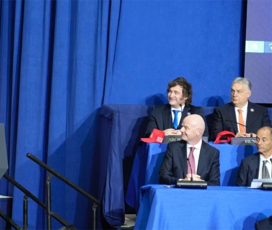 Milei escuchó de cerca a Trump junto a Infantino.