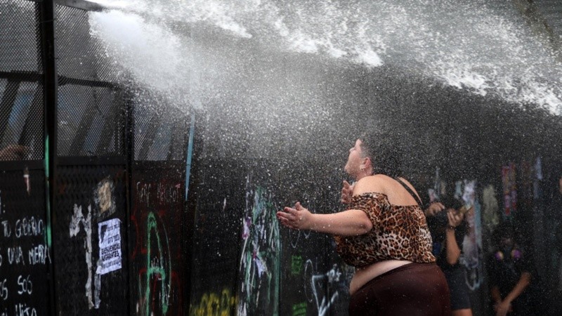 La policía dispersó con camiones hidrantes.