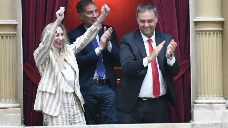 El festejo de Karina Milei, Diego Santilli y Manuel Adorni tras la aprobación de la reforma laboral en Diputados.
