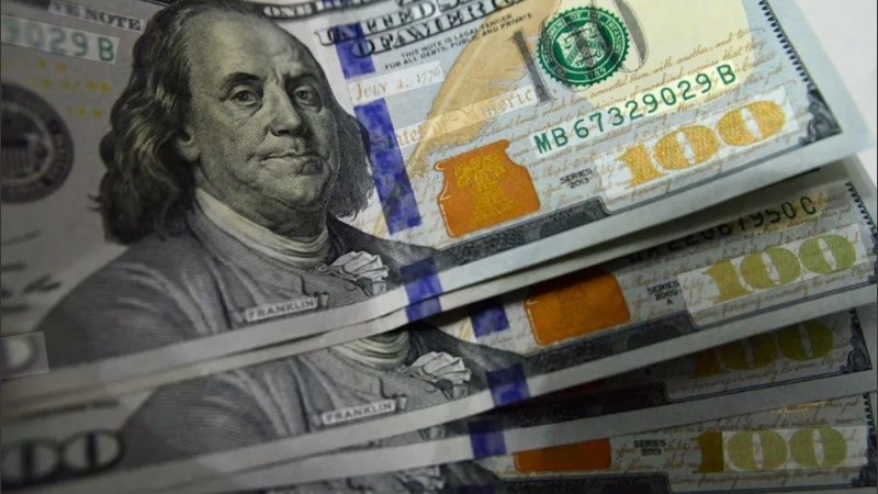 En lo que va de 2026 el dólar cae más de 5% y solo es sostenido por compras del BCRA.