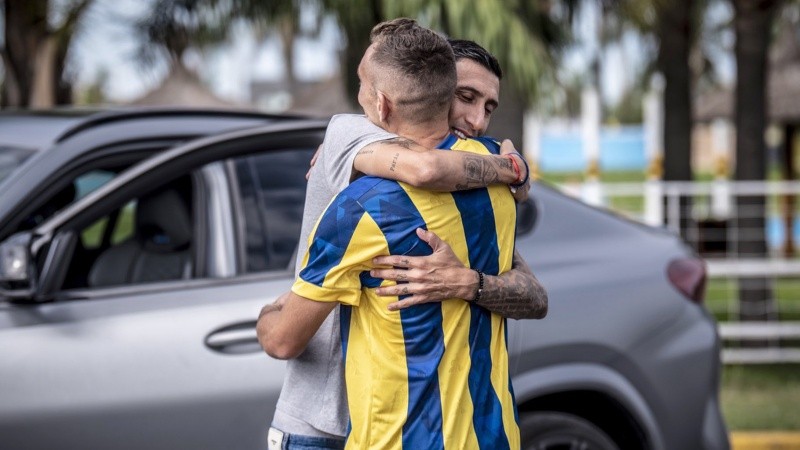Di María y Ruben fundidos en un abrazo (Rosario Central).