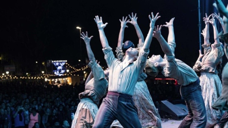 Una postal de los cuerpos de baile que se presentaron en ediciones anteriores del festival 