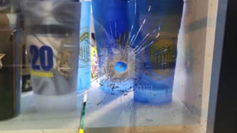 Uno de los orificios de bala en el frente del local.