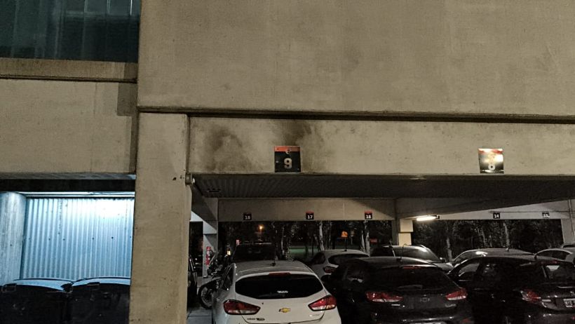 Una de las paredes del predio resultó dañada junto al auto producto de la explosión de la bomba casera.