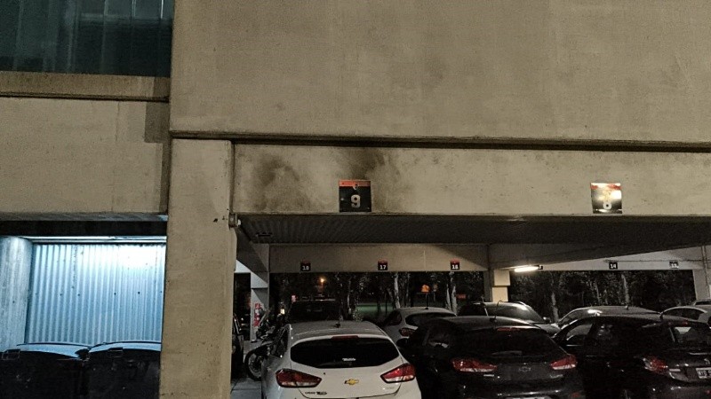 Una de las paredes del predio resultó dañada junto al auto producto de la explosión de la bomba casera.