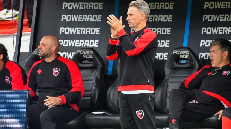 Lucas Bernardi asume en forma interina como técnico de Newell's.
