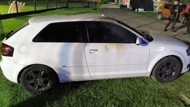 El auto del juvenil Facundo Guch fue impactado por la bomba molotov.