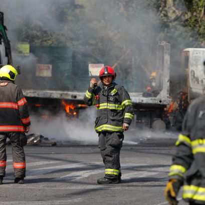 Grupos criminales establecieron bloqueos en rutas con vehículos en llamas en varias ciudades del estado de Jalisco, incluida Puerto Vallarta.