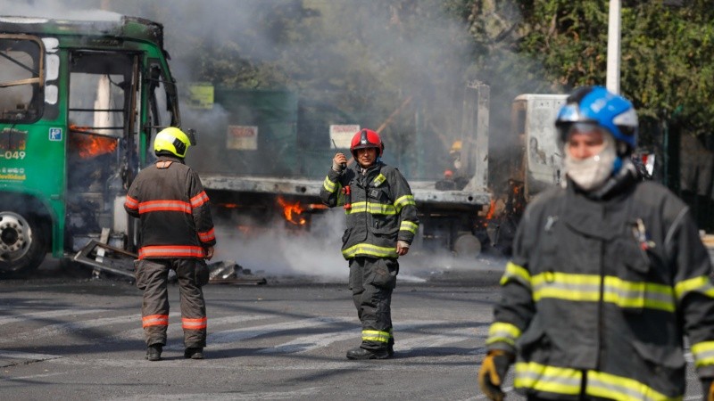 Grupos criminales establecieron bloqueos en rutas con vehículos en llamas en varias ciudades del estado de Jalisco, incluida Puerto Vallarta.