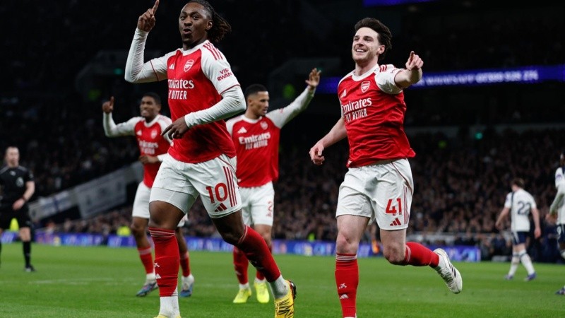Eze hizo un doblete en la goleda del Arsenal contra el Tottenham.