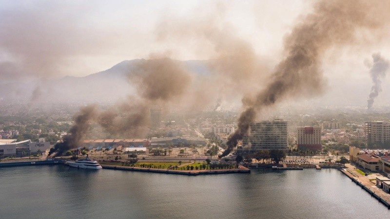 Fotografía aérea donde se ven columnas de humo tras reacciones violentas por el abatimiento de Nemesio Rubén Oseguera Cervantes, alias El Mencho. (EFE)&nbsp;