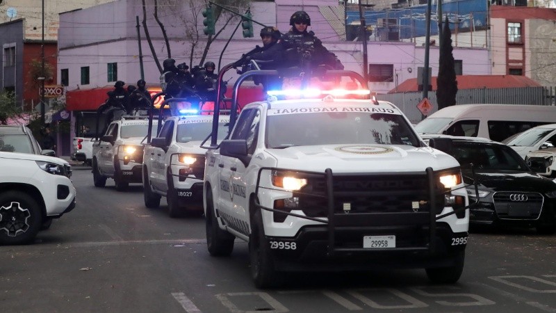 Integrantes de la Guardia Nacional resguardan la zona donde trasladaron el cuerpo de Nemesio Rubén Oseguera Cervantes, alias 'El Mencho'
