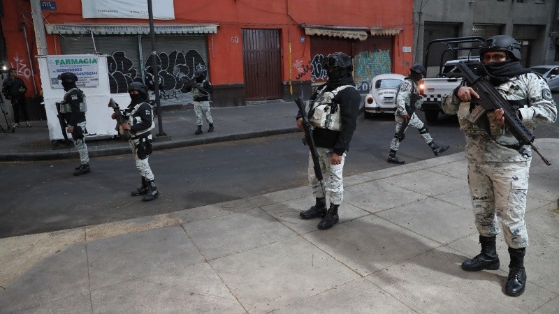 Integrantes de la Guardia Nacional en Ciudad de México. El país enfrenta una escalada de violencia, con incendios y bloqueos, en al menos 16 de sus 32 estados.