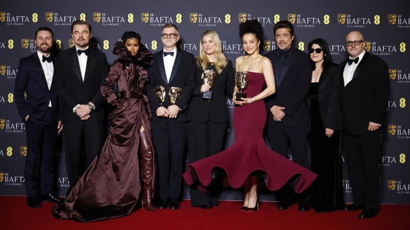 El elenco de “One Battle After Another”, con su director, Paul Thomas Anderson, celebró los seis premios Bafta obtenidos.