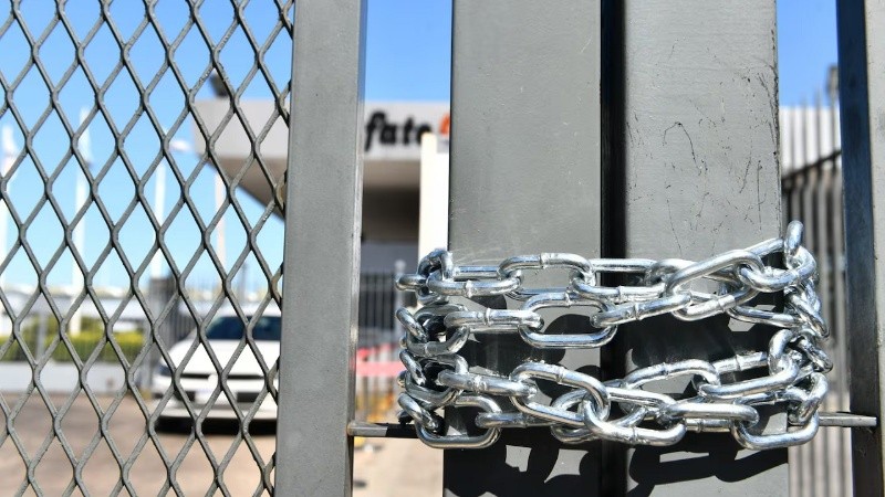 El Gobierno convocó a directivos de Fate a una audiencia para resolver el conflicto iniciado tras el cierre de la fábrica de neumáticos.