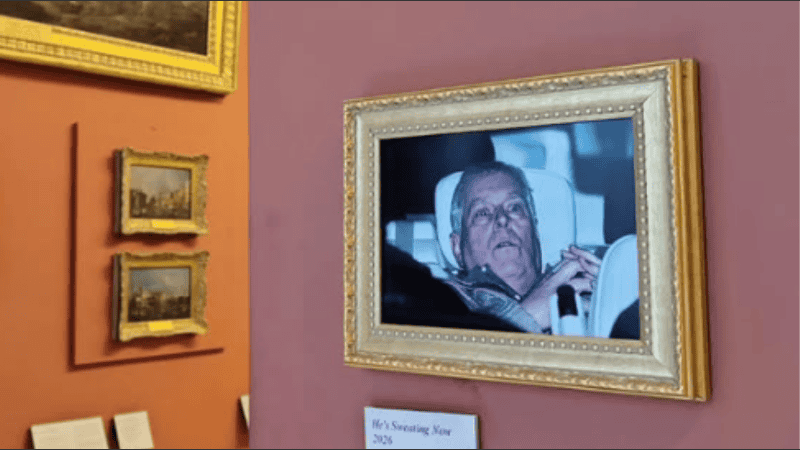 Debajo del retrato, los activistas colocaron un cartel con la frase “Now sweat, 2026” (“Ahora suda”), en alusión directa a su situación judicial.