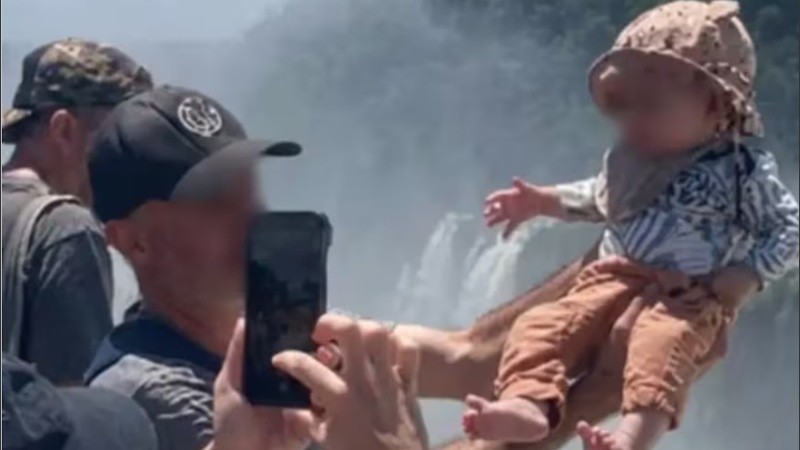 La imagen que generó indignación fue registrada en el balcón de la Garganta del Diablo.