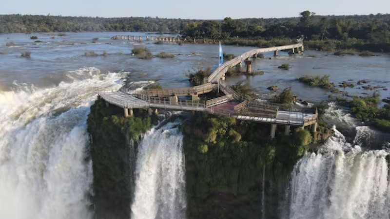 El balcón para acercarse a la Garganta del Diablo es el mirador más imponente de las Cataratas del Iguazú.