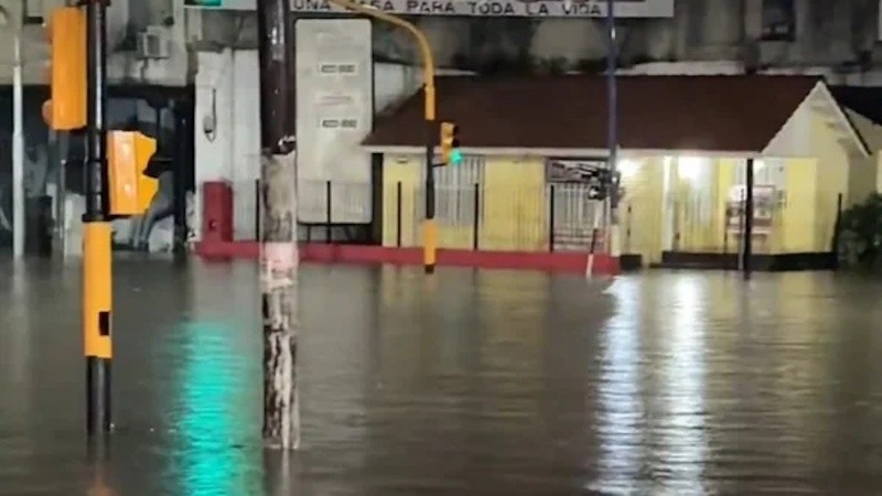 El agua acumulada tras la lluvia en algunas zonas superó los 80 milímetros en pocos minutos.