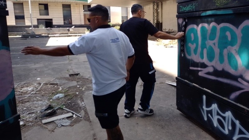 El edificio ocupa prácticamente la mitad de la manzana; desde 2007 que está abandonado.