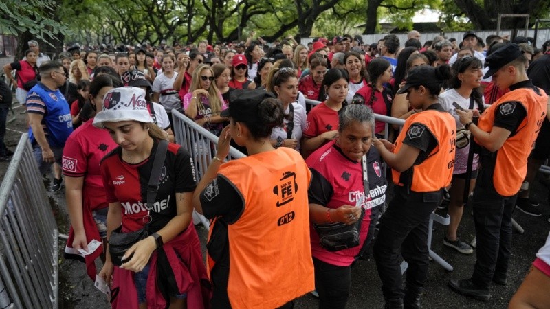 Habrña 570 policías para garantizar la seguridad en el clásico rosarino del domingo.
