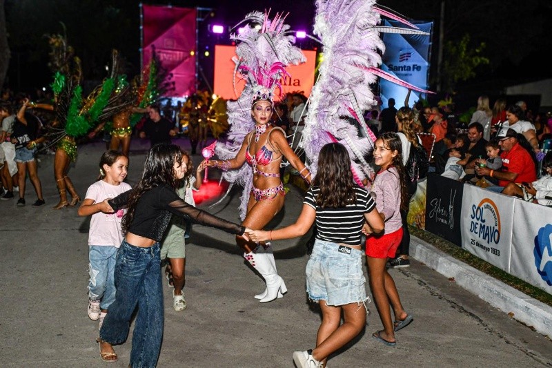 La comparsa Uniberá le aportó color y calor a la fiesta en Zavalla&nbsp;