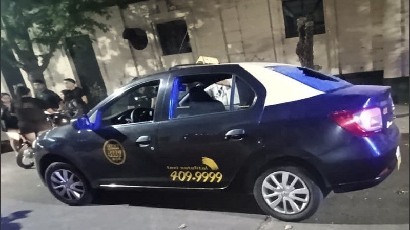 El vidrio trasero del vehículo quedó destruido, y su dueña lamentó el costo que deberá afrontar.