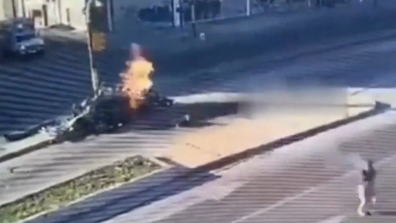 El momento del incendio del vehículo tras el impacto con el semáforo.