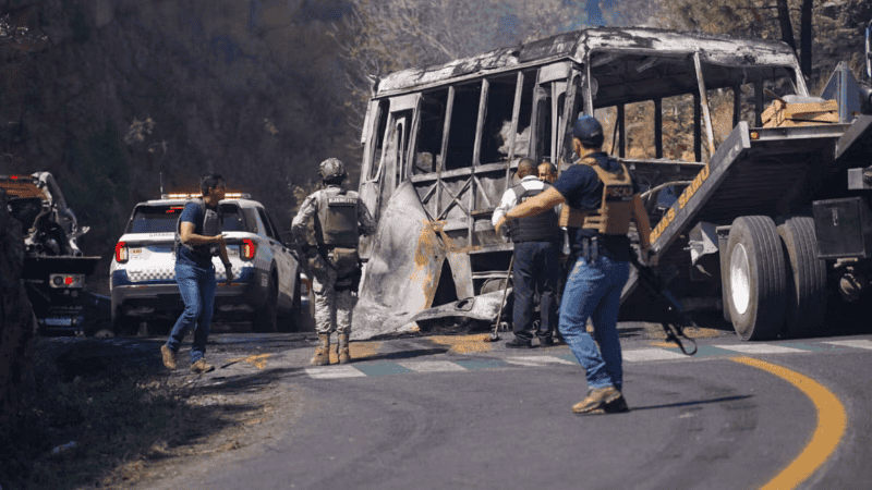 Uno de los vehículos atacados durante la ofensiva del Cártel de Jalisco Nueva Generación.