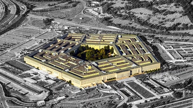 El Gobierno de EE.UU. presiona a Anthropic para que la empresa le permita usar su IA sin limitaciones en operaciones de defensa.