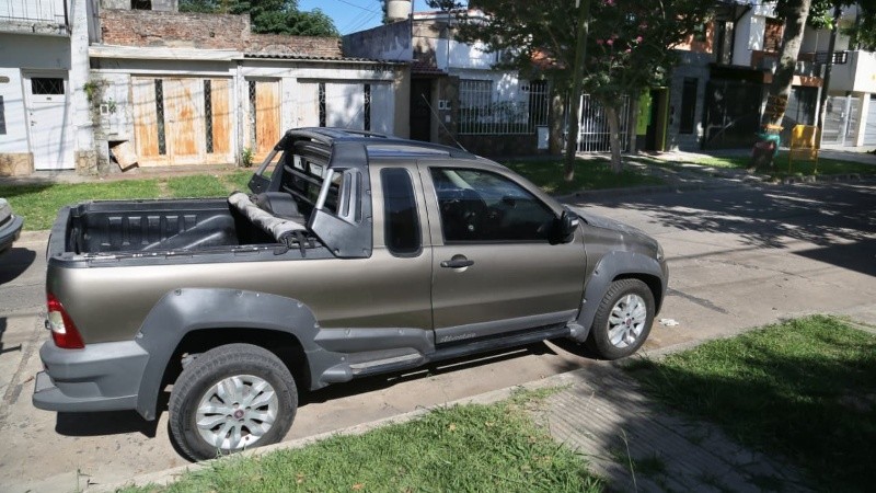 La camioneta, que terminó muy dañada, pertenecería a un hombre que ni siquiera era del barrio: había ido a visitar a su madre enferma, según pudo saber Radio 2. (Foto: Alan Monzón / Rosario3)